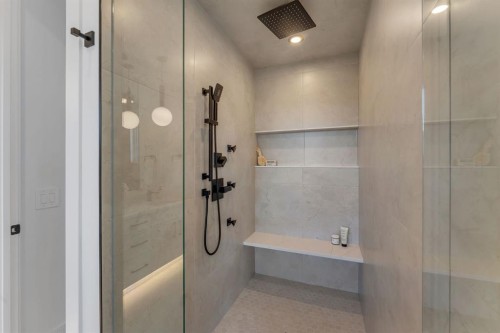 520 22 Avenue Nw, Calgary, AB - Indoor Photo Showing Bathroom