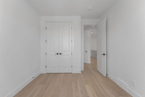 520 22 Avenue Nw, Calgary, AB - Indoor Photo Showing Other Room