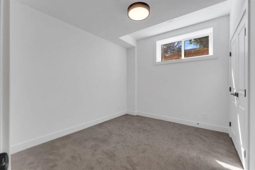 520 22 Avenue Nw, Calgary, AB - Indoor Photo Showing Other Room