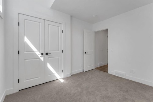 520 22 Avenue Nw, Calgary, AB - Indoor Photo Showing Other Room