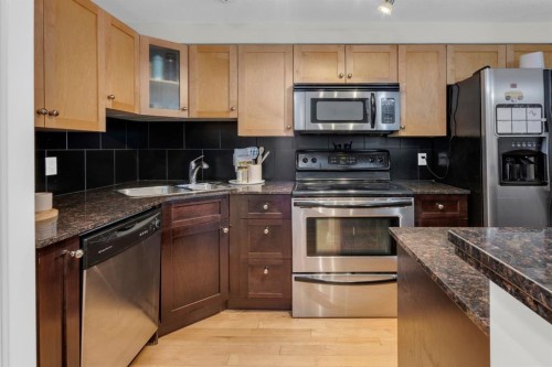 204-728 3 Avenue Nw, Calgary, AB - Indoor Photo Showing Kitchen