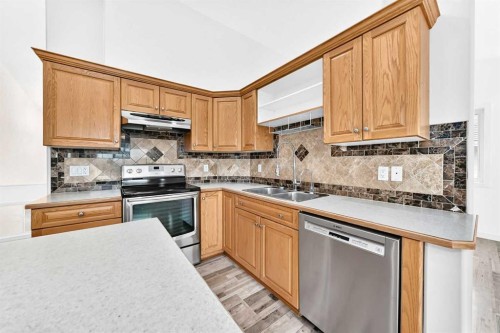 18 Julia Place, Didsbury, AB - Indoor Photo Showing Kitchen With Double Sink