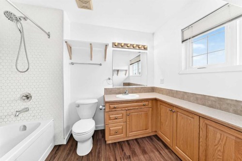 18 Julia Place, Didsbury, AB - Indoor Photo Showing Bathroom