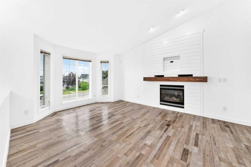 18 Julia Place, Didsbury, AB - Indoor Photo Showing Living Room With Fireplace