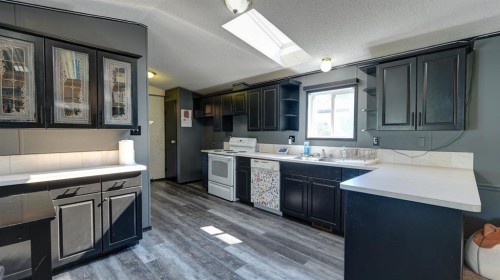 428 57 Avenue West, Claresholm, AB - Indoor Photo Showing Kitchen
