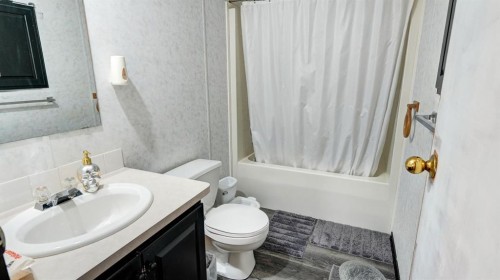428 57 Avenue West, Claresholm, AB - Indoor Photo Showing Bathroom