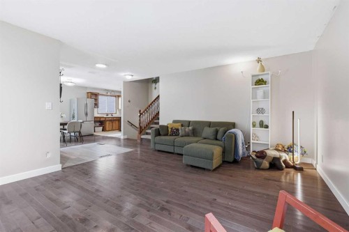 816 Ranchview Circle Nw, Calgary, AB - Indoor Photo Showing Living Room