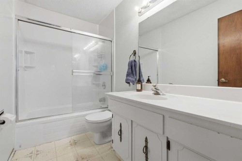 816 Ranchview Circle Nw, Calgary, AB - Indoor Photo Showing Bathroom