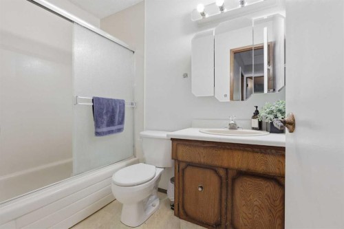 816 Ranchview Circle Nw, Calgary, AB - Indoor Photo Showing Bathroom