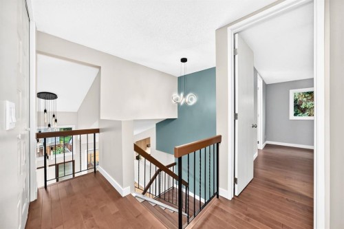 39 Woodfield Crescent Sw, Calgary, AB - Indoor Photo Showing Other Room