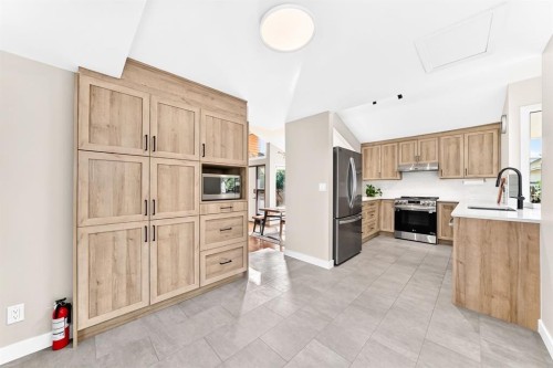 39 Woodfield Crescent Sw, Calgary, AB - Indoor Photo Showing Kitchen