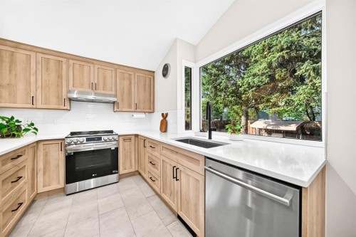 39 Woodfield Crescent Sw, Calgary, AB - Indoor Photo Showing Kitchen