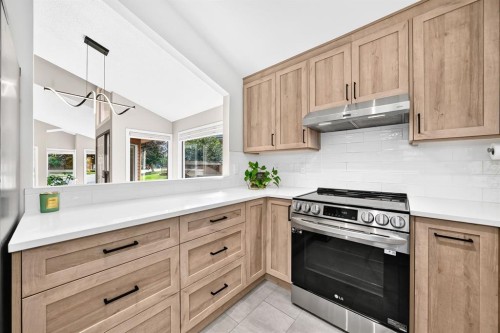 39 Woodfield Crescent Sw, Calgary, AB - Indoor Photo Showing Kitchen
