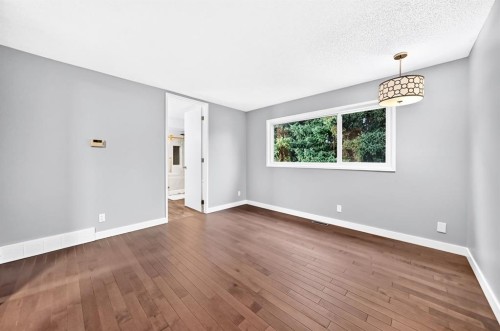 39 Woodfield Crescent Sw, Calgary, AB - Indoor Photo Showing Other Room