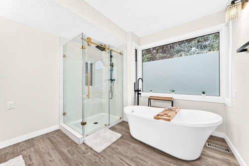39 Woodfield Crescent Sw, Calgary, AB - Indoor Photo Showing Bathroom
