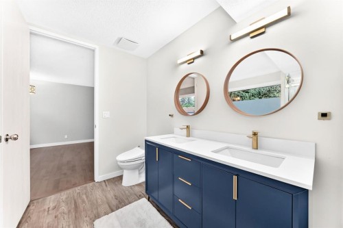 39 Woodfield Crescent Sw, Calgary, AB - Indoor Photo Showing Bathroom
