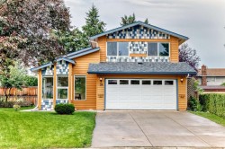 39 Woodfield Crescent SW Calgary, AB T2W 3W2