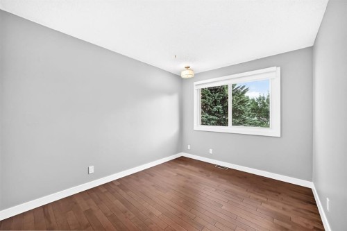 39 Woodfield Crescent Sw, Calgary, AB - Indoor Photo Showing Other Room