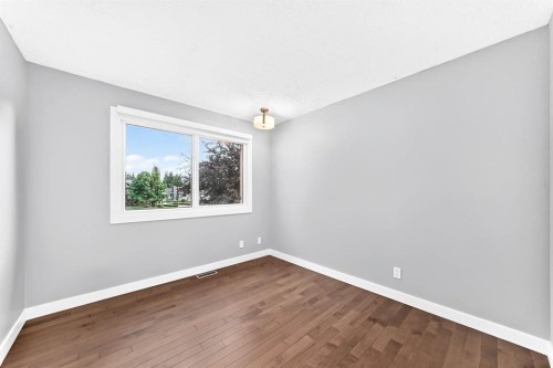39 Woodfield Crescent Sw, Calgary, AB - Indoor Photo Showing Other Room