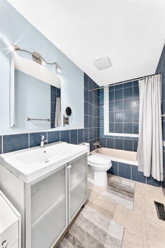 39 Woodfield Crescent Sw, Calgary, AB - Indoor Photo Showing Bathroom