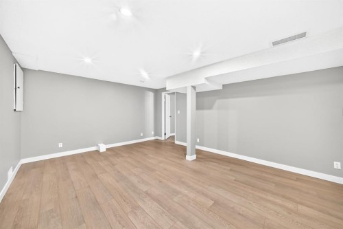 39 Woodfield Crescent Sw, Calgary, AB - Indoor Photo Showing Other Room