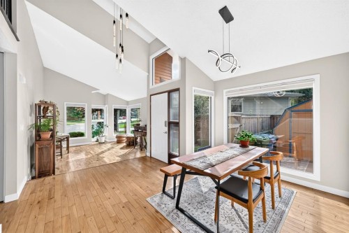 39 Woodfield Crescent Sw, Calgary, AB - Indoor Photo Showing Dining Room