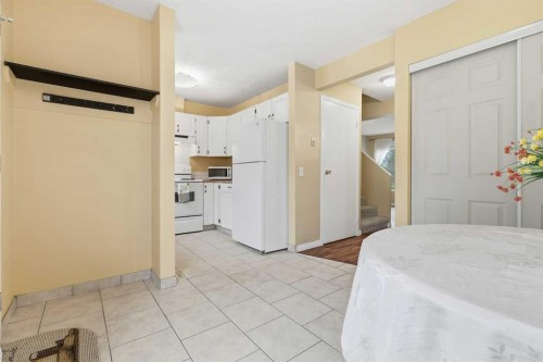 224-999 Canyon Meadows Drive Sw, Calgary, AB - Indoor Photo Showing Kitchen