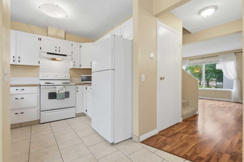 224-999 Canyon Meadows Drive Sw, Calgary, AB - Indoor Photo Showing Kitchen