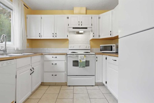 224-999 Canyon Meadows Drive Sw, Calgary, AB - Indoor Photo Showing Kitchen