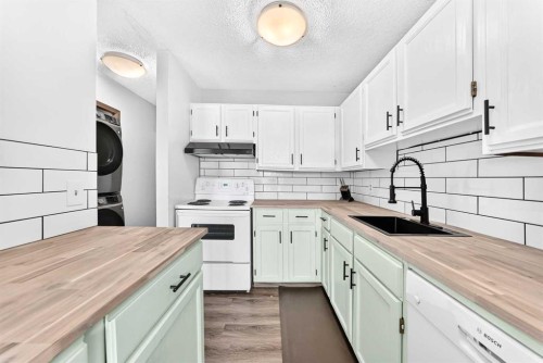270 Glenpatrick Drive, Cochrane, AB - Indoor Photo Showing Kitchen