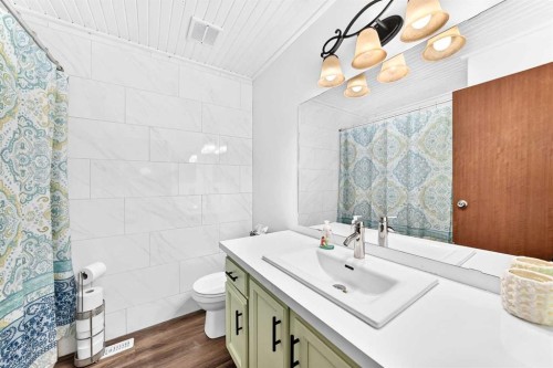 270 Glenpatrick Drive, Cochrane, AB - Indoor Photo Showing Bathroom
