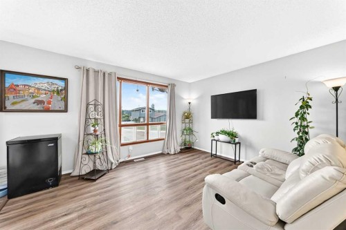 270 Glenpatrick Drive, Cochrane, AB - Indoor Photo Showing Living Room