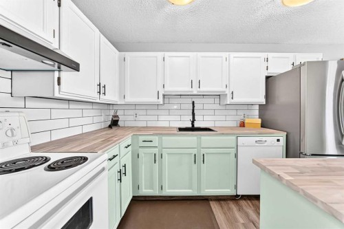 270 Glenpatrick Drive, Cochrane, AB - Indoor Photo Showing Kitchen