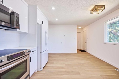 3644 Dover Ridge Drive Se, Calgary, AB - Indoor Photo Showing Kitchen
