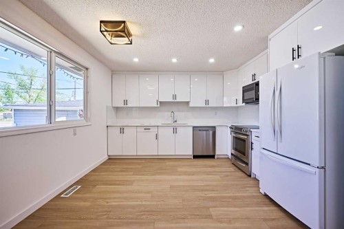 3644 Dover Ridge Drive Se, Calgary, AB - Indoor Photo Showing Kitchen