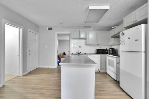 2003 62 Avenue Se, Calgary, AB - Indoor Photo Showing Kitchen