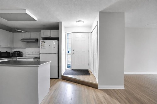 2003 62 Avenue Se, Calgary, AB - Indoor Photo Showing Kitchen