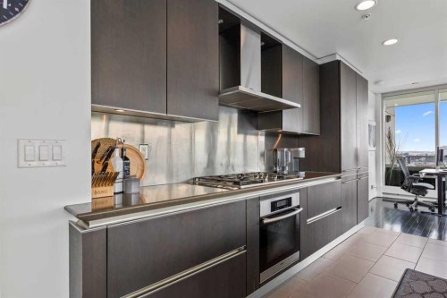 803-433 11 Avenue Se, Calgary, AB - Indoor Photo Showing Kitchen With Upgraded Kitchen