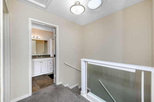 8-643 4 Avenue Ne, Calgary, AB - Indoor Photo Showing Other Room