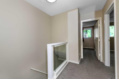 8-643 4 Avenue Ne, Calgary, AB - Indoor Photo Showing Other Room