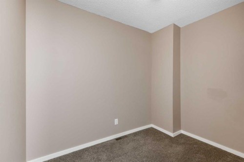 8-643 4 Avenue Ne, Calgary, AB - Indoor Photo Showing Other Room