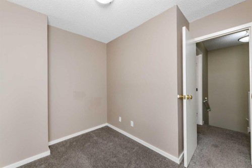 8-643 4 Avenue Ne, Calgary, AB - Indoor Photo Showing Other Room