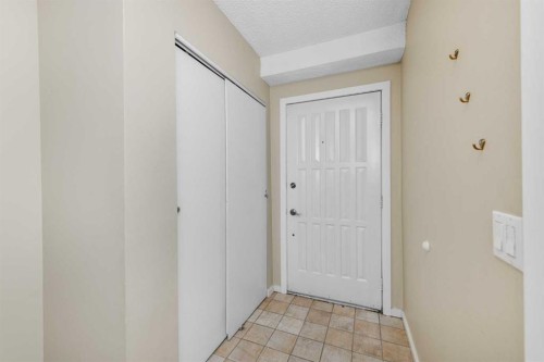 8-643 4 Avenue Ne, Calgary, AB - Indoor Photo Showing Other Room
