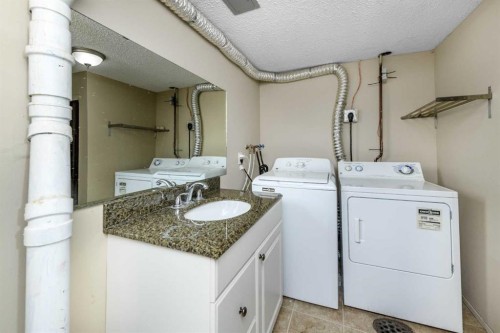 8-643 4 Avenue Ne, Calgary, AB - Indoor Photo Showing Laundry Room