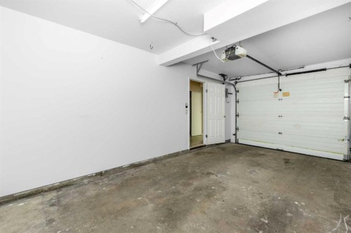 8-643 4 Avenue Ne, Calgary, AB - Indoor Photo Showing Garage