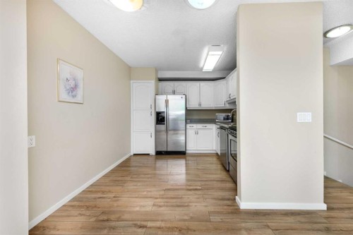 8-643 4 Avenue Ne, Calgary, AB - Indoor Photo Showing Kitchen
