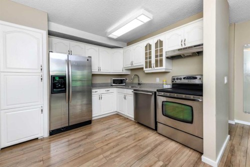 8-643 4 Avenue Ne, Calgary, AB - Indoor Photo Showing Kitchen With Stainless Steel Kitchen