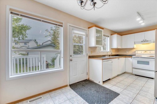 131 Hidden Way Nw, Calgary, AB - Indoor Photo Showing Kitchen