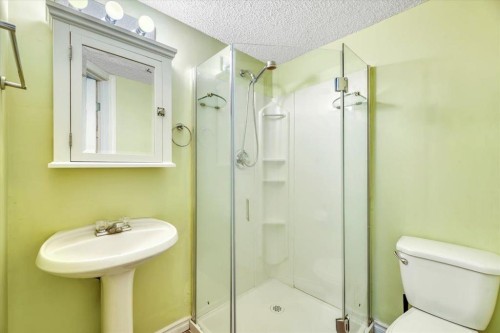 131 Hidden Way Nw, Calgary, AB - Indoor Photo Showing Bathroom