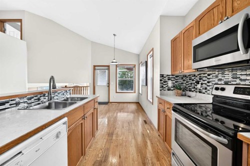 168 Somerglen Common Sw, Calgary, AB - Indoor Photo Showing Kitchen With Double Sink